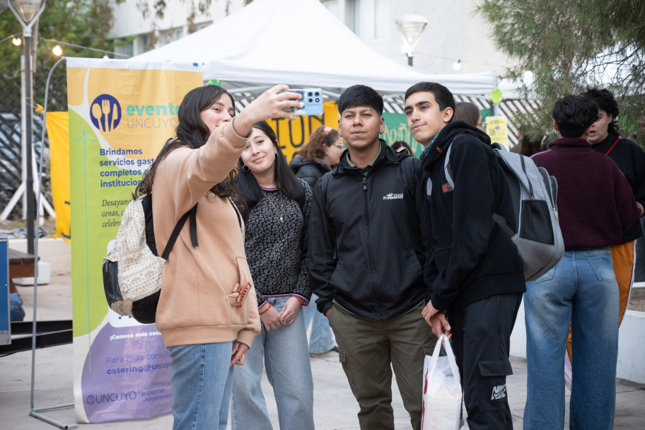imagen Estudiantes celebraron la llegada de la primavera con música, sorteos y juegos