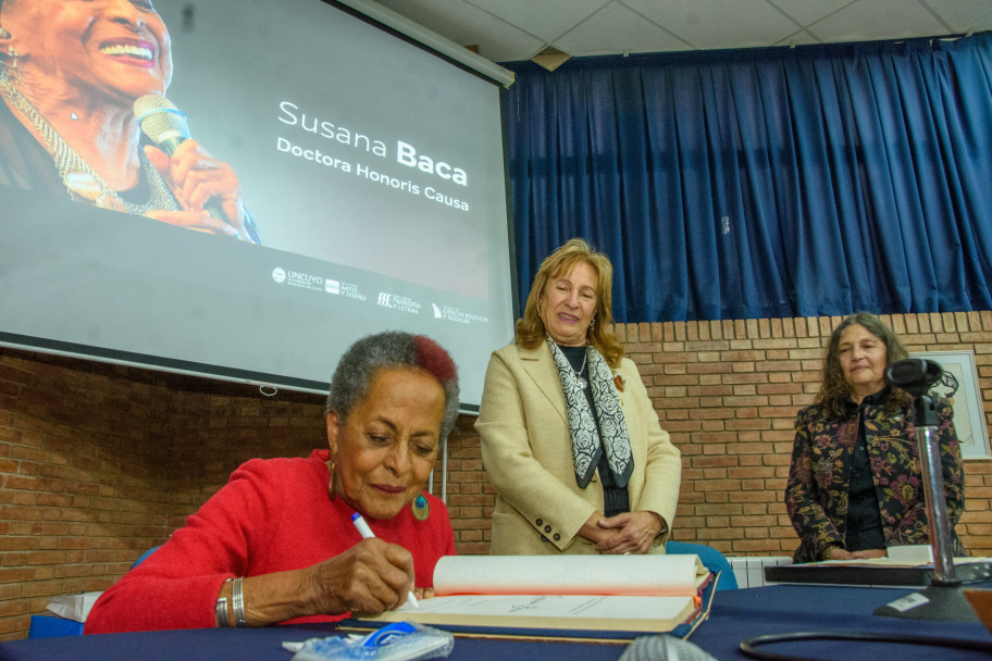 imagen La artista peruana Susana Baca es doctora Honoris Causa de la UNCUYO 