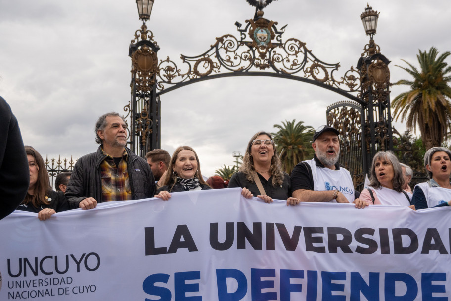 imagen Miles de personas marcharon en Mendoza por la Ley de Financiamiento Universitario