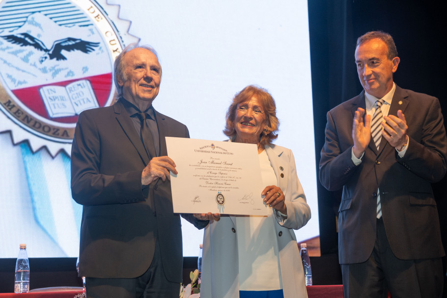 imagen Joan Manuel Serrat se convirtió en Doctor Honoris Causa de la UNCUYO