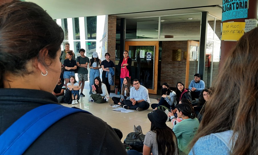 imagen Autoridades del Rectorado y de la Facultad de Ciencias Económicas de la UNCUYO dialogaron con estudiantes autoconvocados