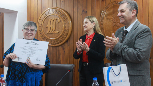 imagen María Teresa Andruetto recibió el Doctorado Honoris Causa de la UNCUYO