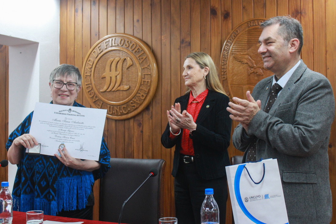 imagen María Teresa Andruetto recibió el Doctorado Honoris Causa de la UNCUYO