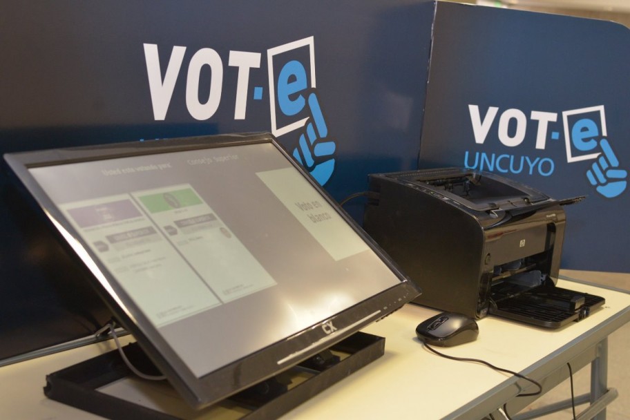 imagen La UNCuyo estrenó voto electrónico propio