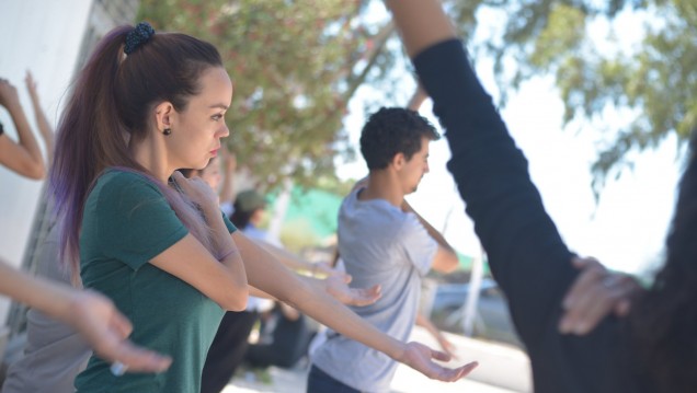 imagen Practican Tai Chi gratis en la Universidad