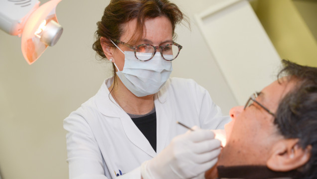 imagen Hacen controles para prevenir el cáncer de boca 
