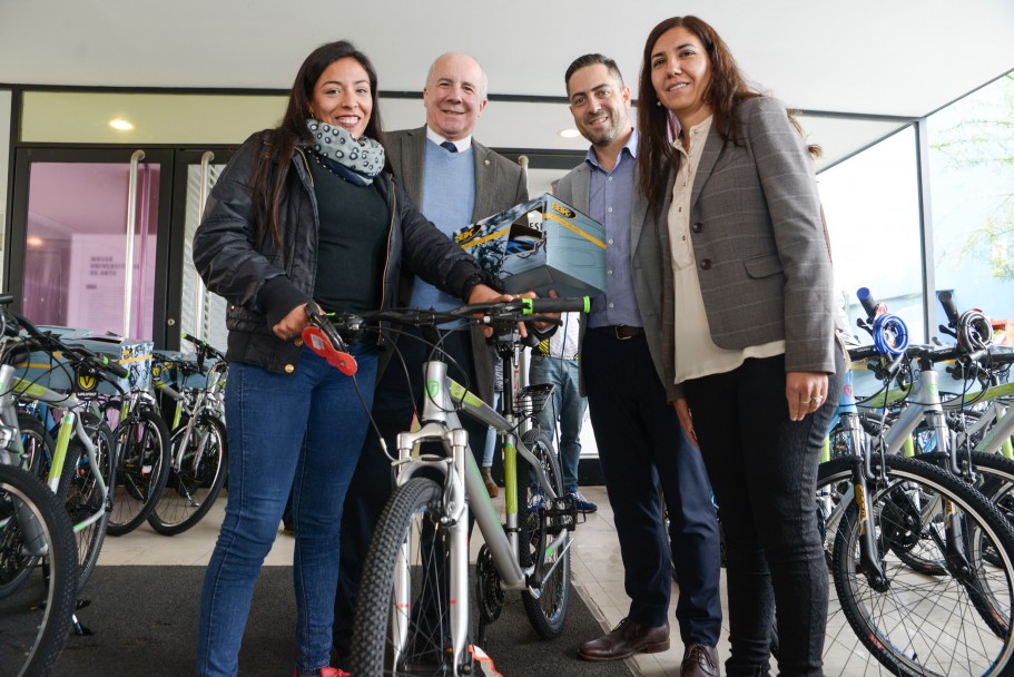 imagen Entregaron bicicletas a estudiantes para que se movilicen de manera sustentable 