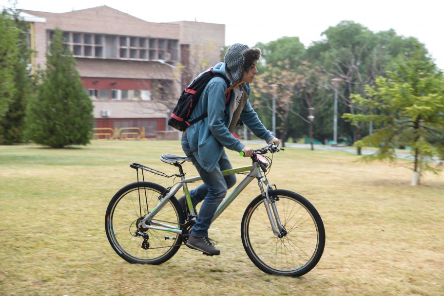 imagen Entregaron bicicletas a estudiantes para que se movilicen de manera sustentable 