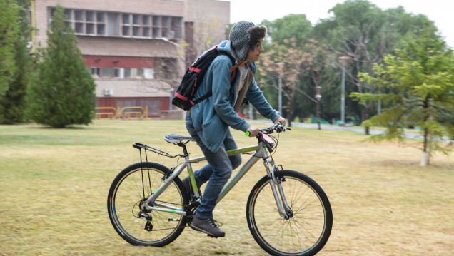 imagen Entregaron bicicletas a estudiantes para que se movilicen de manera sustentable 