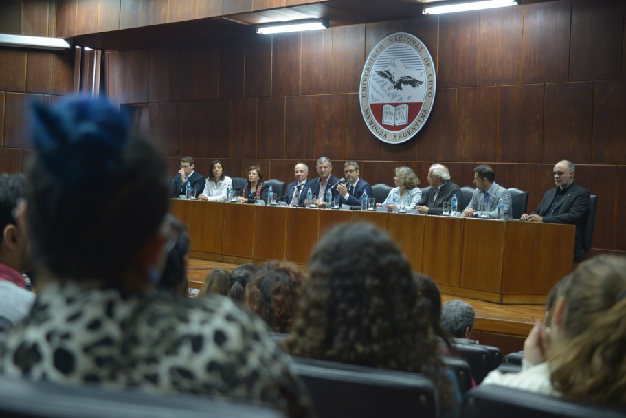 imagen Estudiantes de la UNCuyo recibieron 500 lectores electrónicos