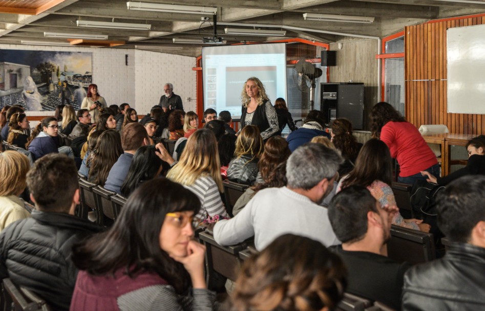 imagen Cora Gamarnik expuso sobre fotoperiodismo en Argentina