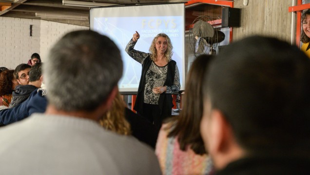 imagen Cora Gamarnik expuso sobre fotoperiodismo en Argentina