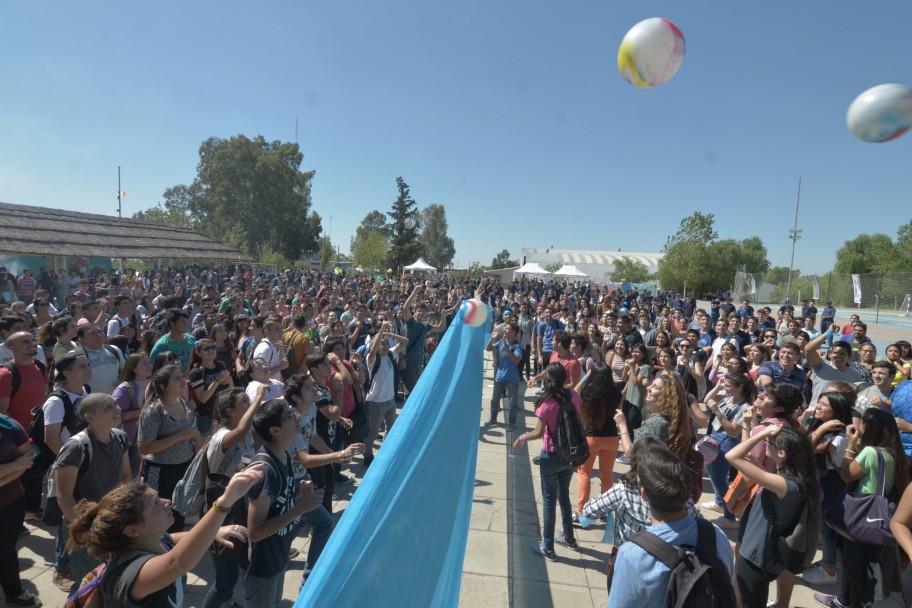 imagen Miles de jóvenes ya son parte de la Universidad