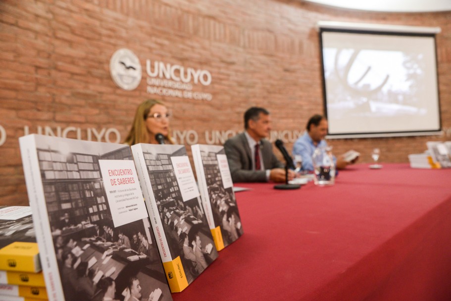 imagen Presentaron un libro que cuenta los 78 años de la UNCuyo