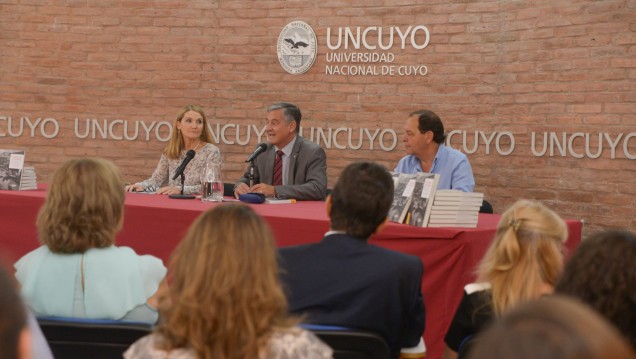 imagen Presentaron un libro que cuenta los 78 años de la UNCuyo