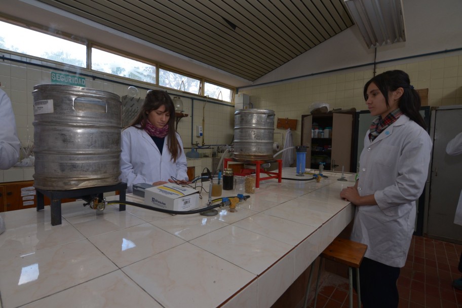 imagen Estudiantes aprenden a elaborar cerveza artesanal con arrope
