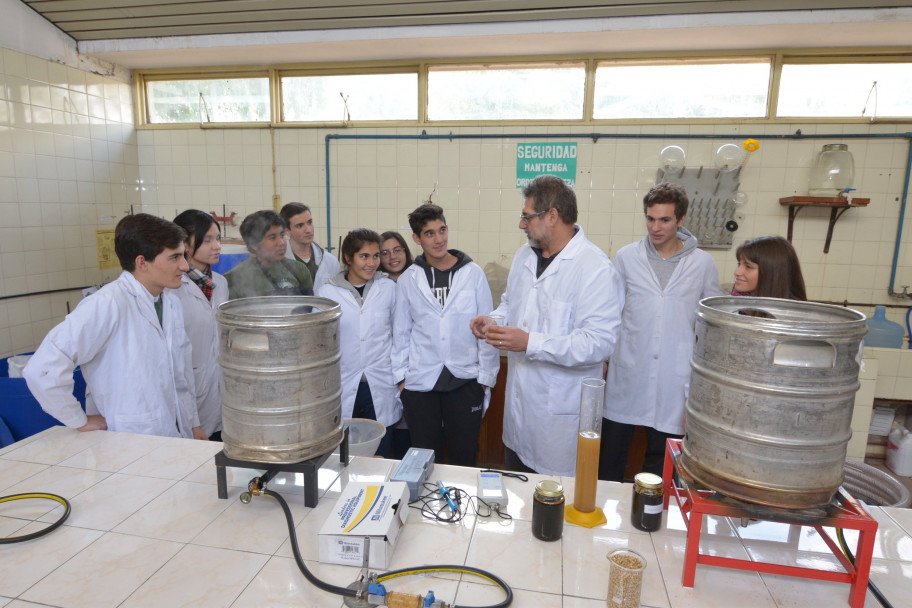 imagen Estudiantes aprenden a elaborar cerveza artesanal con arrope