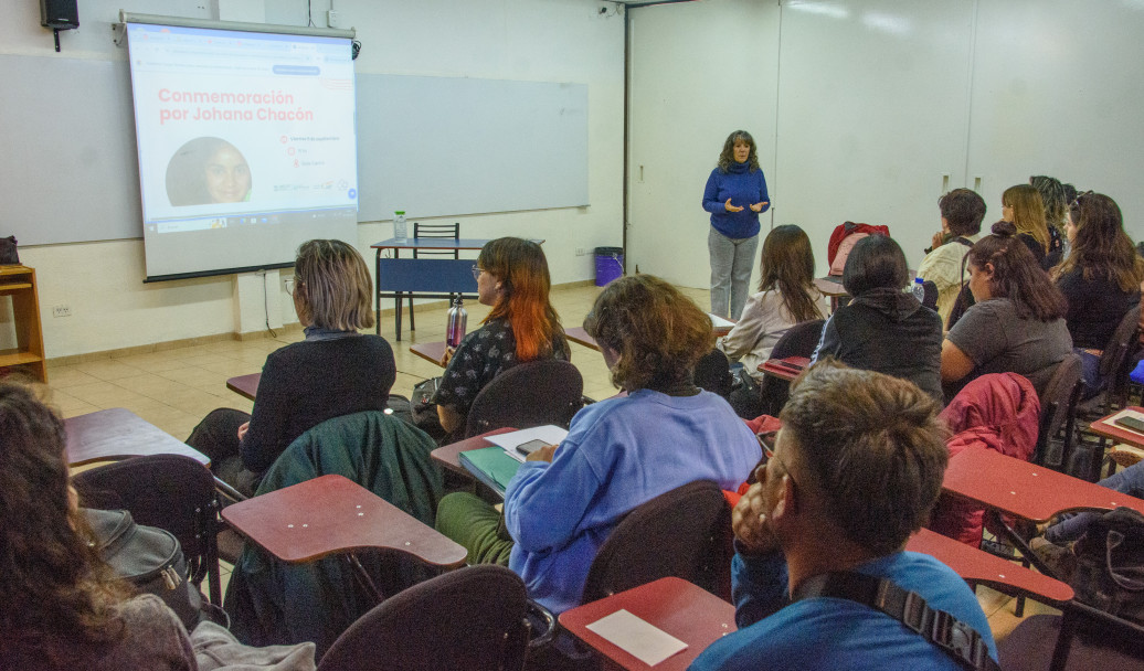 imagen Rindieron homenaje a Johana Chacón en la Facultad de Educación