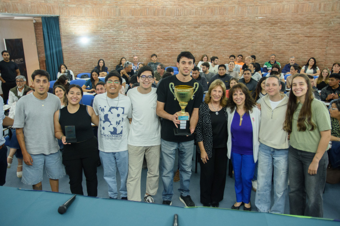 imagen Ciencias Económicas alzó la copa Challenger del Interfacultades