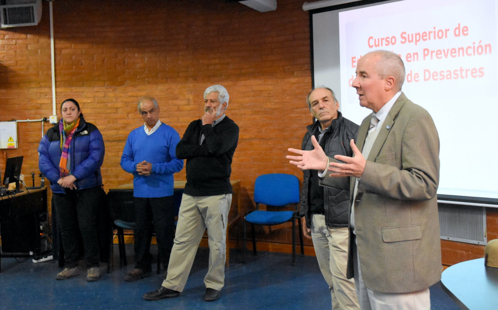 imagen Personal y estudiantes se educan para actuar ante una emergencia 