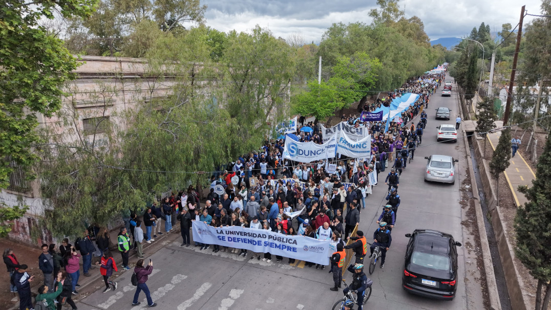imagen Miles de personas marcharon en Mendoza por la Ley de Financiamiento Universitario