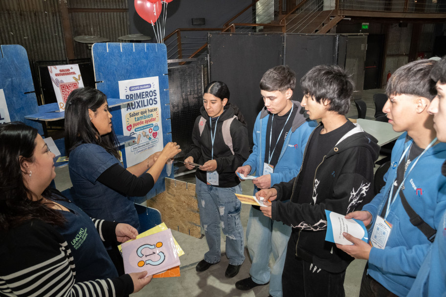 imagen Miles de jóvenes recorren la Expo Educativa en su primer día
