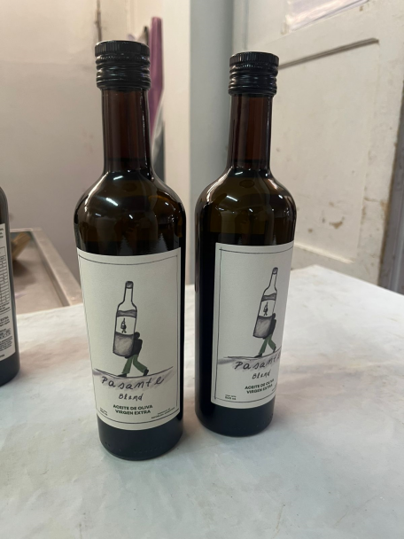 imagen La facultad de Ciencias Agrarias acompañó a dos estudiantes para crear su marca de aceite de oliva