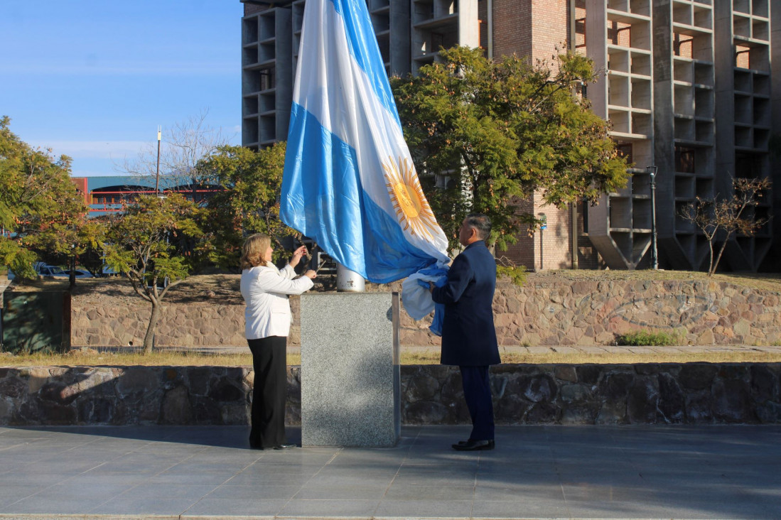 imagen Día de la Bandera: la UNCUYO honró los valores que encarnó Manuel Belgrano