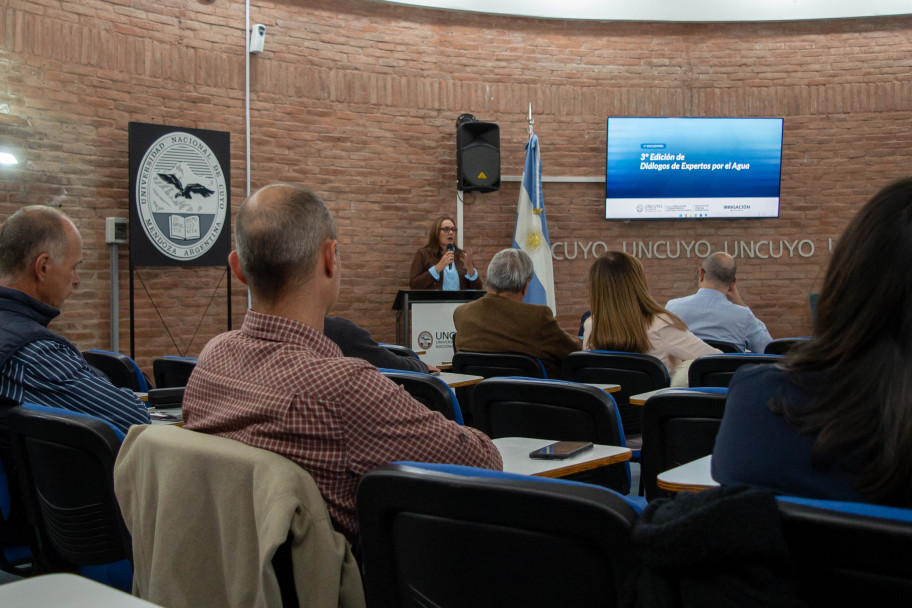imagen Jurista español experto en gestión del agua disertó en la UNCUYO