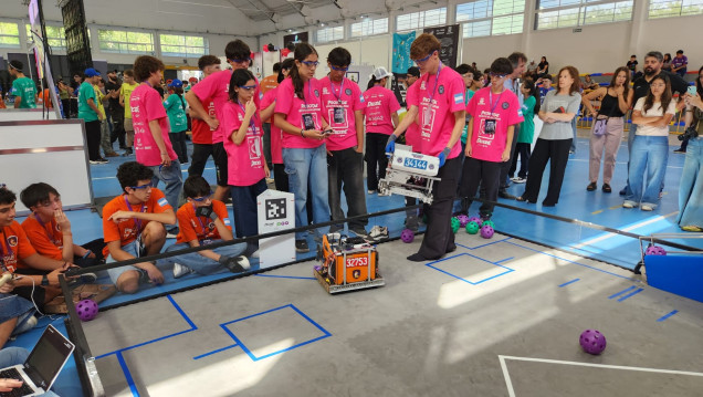 imagen Escuela de la UNCUYO debutó en competencia internacional de Robótica 