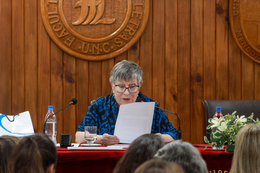 imagen María Teresa Andruetto recibió el Doctorado Honoris Causa de la UNCUYO