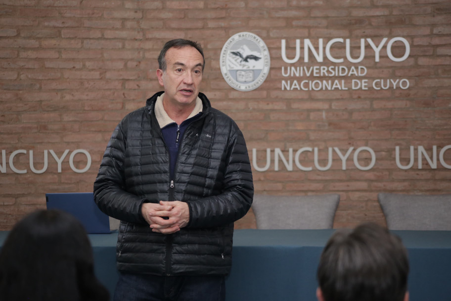 imagen Egresados becarán a estudiantes de la UNCUYO