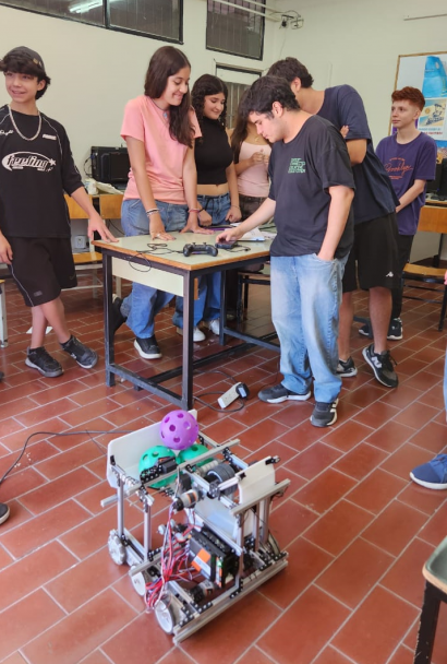 imagen Escuela de la UNCUYO debutó en competencia internacional de Robótica 