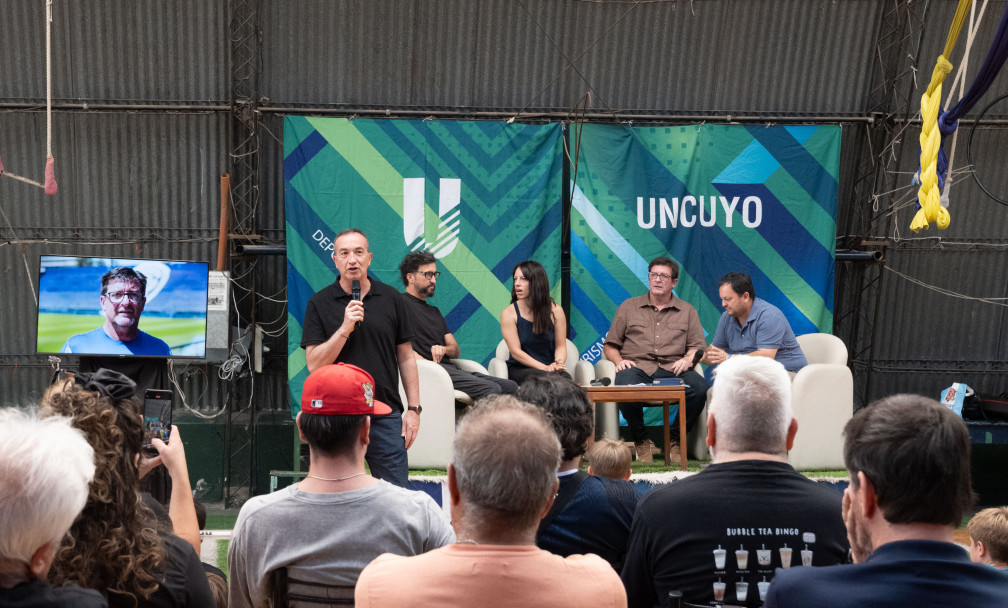 imagen Liderazgo deportivo: Alfredo Berti participó de un conversatorio en la UNCUYO