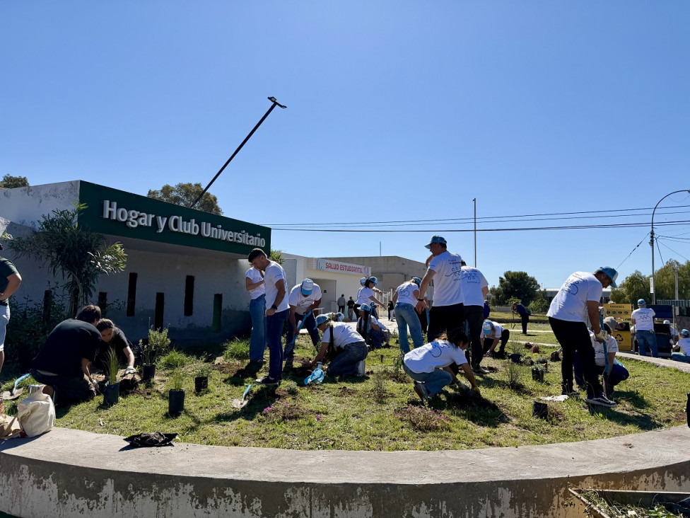 imagen La UNCUYO recibió a la Fundación Plantarse para una jornada de intervención ambiental