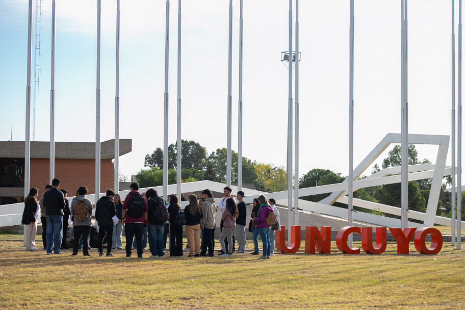 imagen Con la primera visita de escuelas al campus se lanzó el programa "Descubrí UNCUYO" 