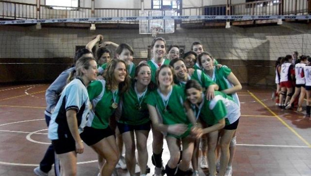 imagen Las chicas de vóley de la "U", campeonas en los Interuniversitarios
