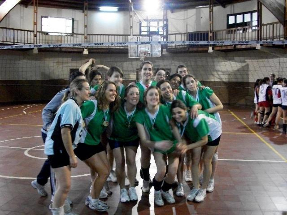 imagen Las chicas de vóley de la "U", campeonas en los Interuniversitarios
