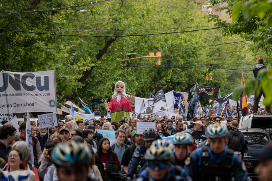 imagen Miles de personas marcharon en Mendoza por la Ley de Financiamiento Universitario