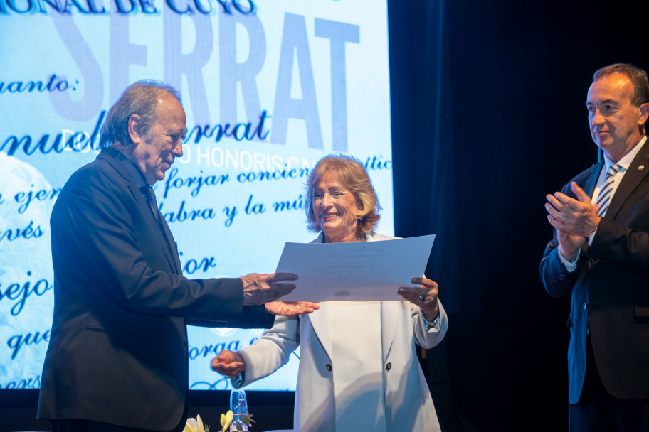imagen Joan Manuel Serrat se convirtió en Doctor Honoris Causa de la UNCUYO