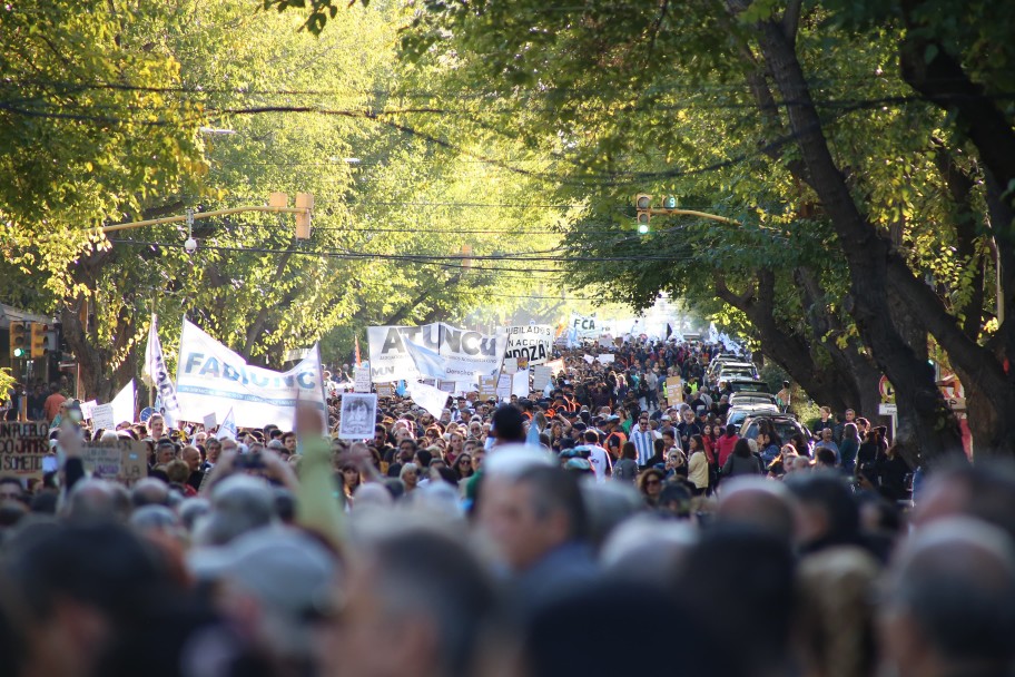 imagen Contundente marcha de la UNCUYO: Más de 40.000 personas se manifestaron por la universidad pública