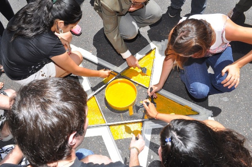 imagen Una estrella amarilla en la avenida Lencinas como símbolo de concientización vial