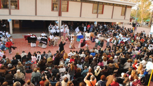 imagen Escuela y Facultad celebraron el Bicentenario en conjunto