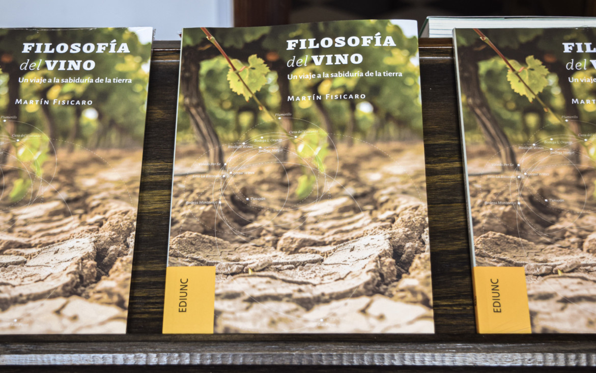 imagen "Filosofía del vino, un viaje a la sabiduría de la tierra", el nuevo libro de la Ediunc