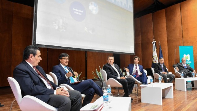 imagen Pizzi participó de la apertura del II Congreso y Exposición Internacional "Agua para el futuro"