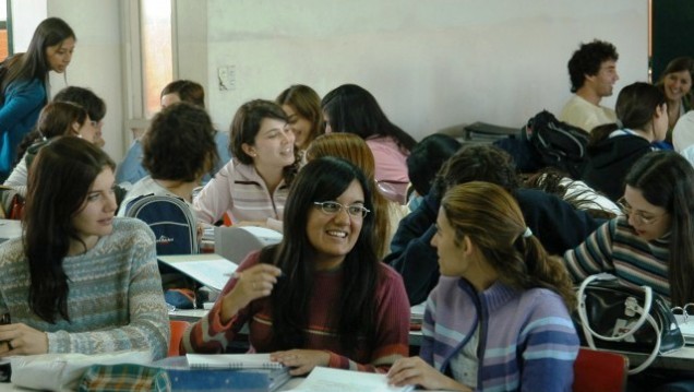 imagen Convocan a estudiantes que quieran ayudar con inscripción a Becas 2014