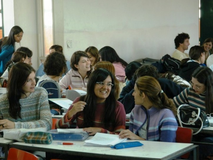 imagen Convocan a estudiantes que quieran ayudar con inscripción a Becas 2014