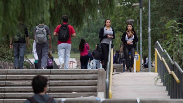 imagen Encuestan a estudiantes para fortalecer sus derechos 