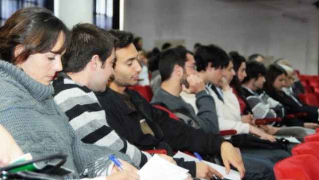 imagen Estudiantes becados reciben pago complementario