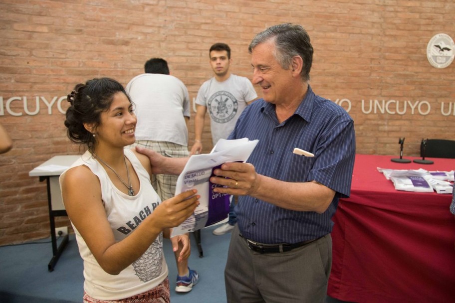 imagen Entregaron anteojos a estudiantes de la UNCuyo